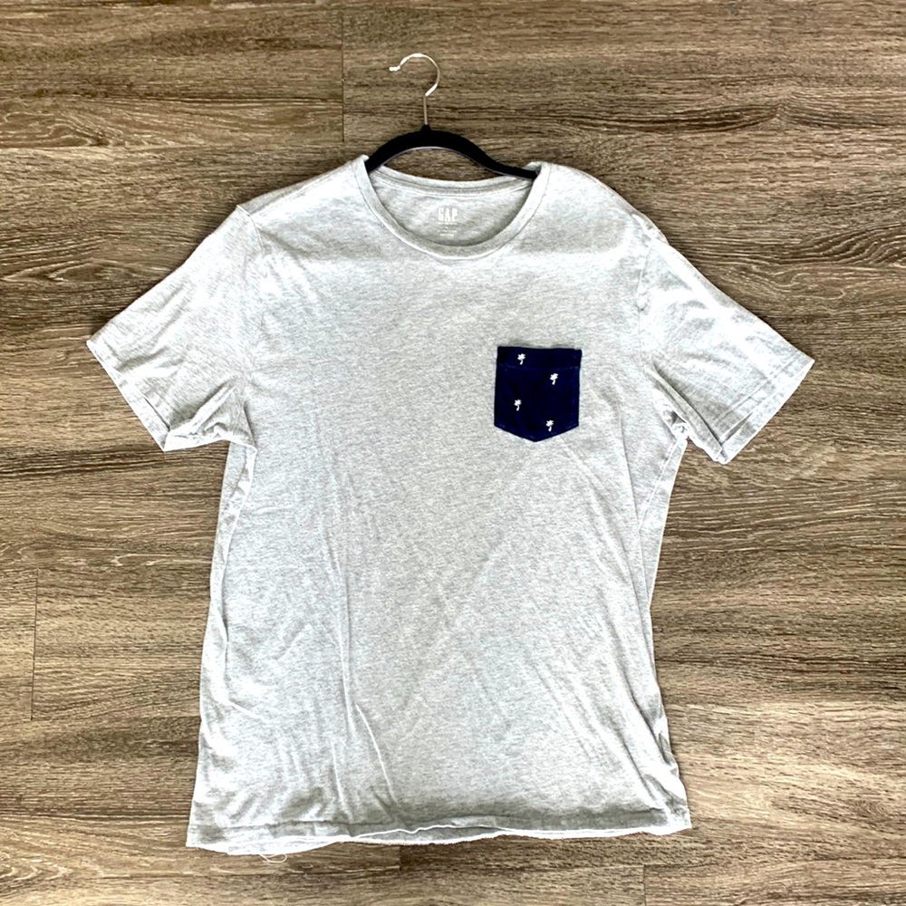 Essential Crew T-shirt with palm tree shirt pocket.